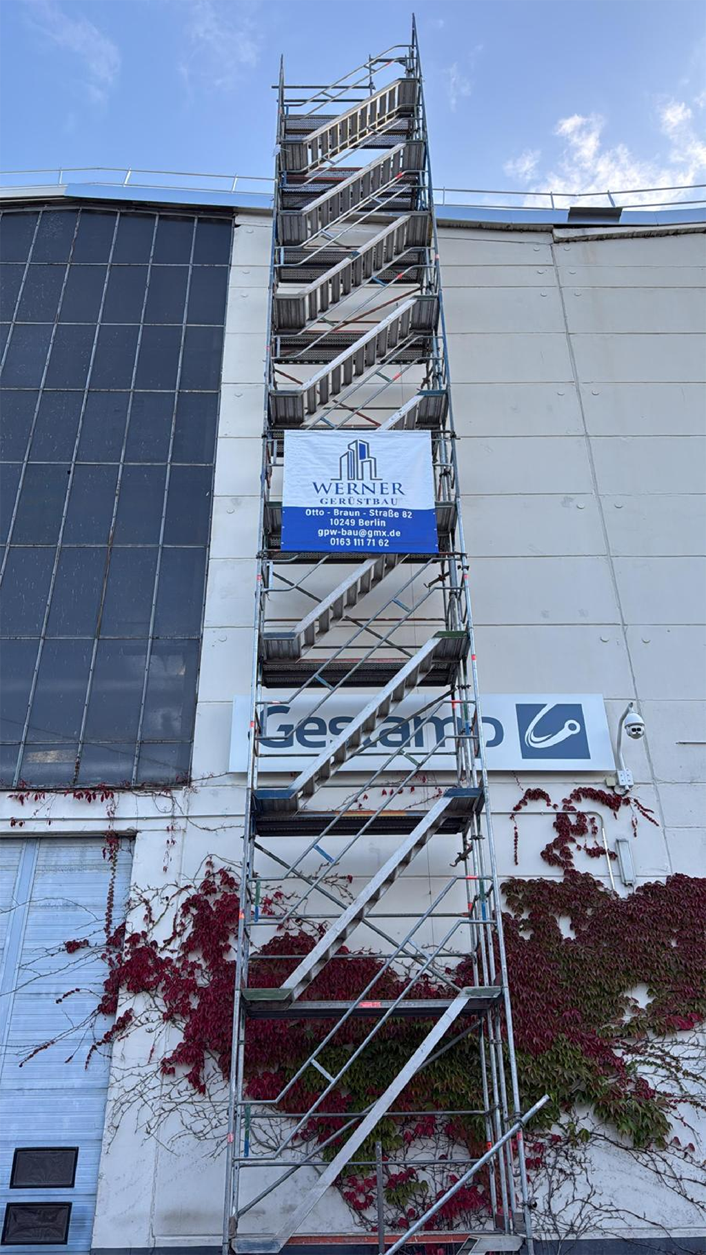 Treppenturm an Industriehalle Ludwigsfelde Gesamp