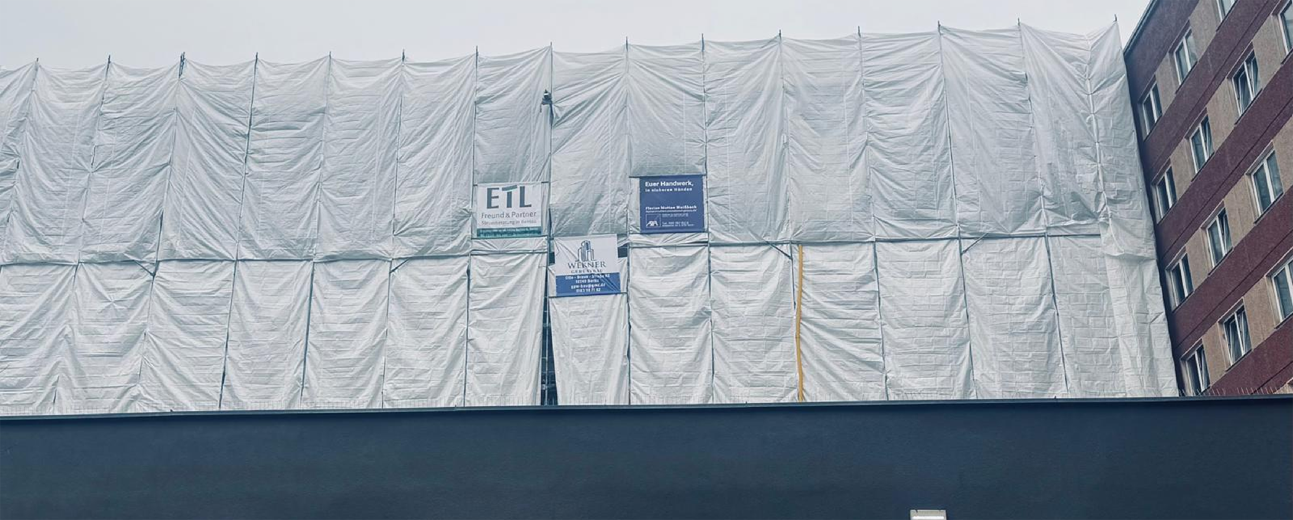  Fassadengerüst mit Staubschutz A&O Berlin Kreuzberg